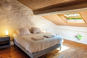 6 bedrooms, iron/ironing board, WiFi, bed sheets