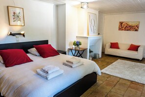 6 bedrooms, iron/ironing board, WiFi, bed sheets