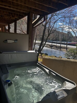 Outdoor spa tub
