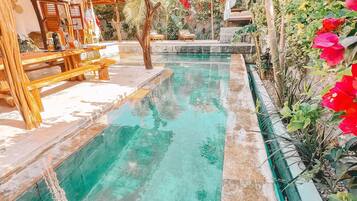 Innenpool, geöffnet von 09:00 Uhr bis 21:00 Uhr, Liegestühle