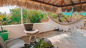 Deluxe-Suite, 1 Queen-Bett und Schlafsofa, Terrasse, Gartenblick