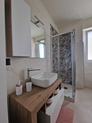 Secador de pelo, toallas