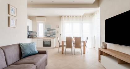 The house of the sun with sea view and 50 meters from the beach of Lido Di Camaiore