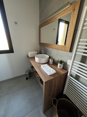 Douche, séchoir à cheveux, serviettes fournies