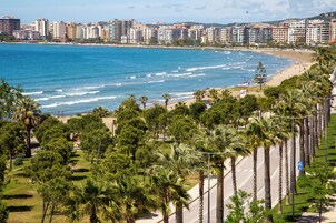 Playa privada, sillas reclinables de playa, sombrillas, toallas de playa