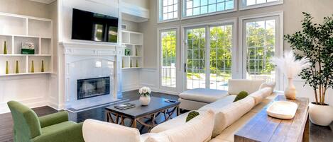 Smart TV, fireplace