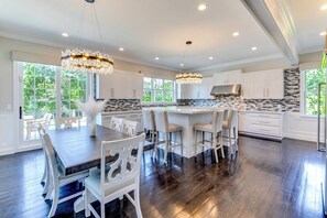 Dining - Luxurious Atterbury Hills Southampton Home with Pool. Private Beach Access (Southampton)