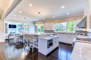 Fridge, microwave, oven, stovetop - Luxurious Atterbury Hills Southampton Home with Pool. Private Beach Access (Southampton)