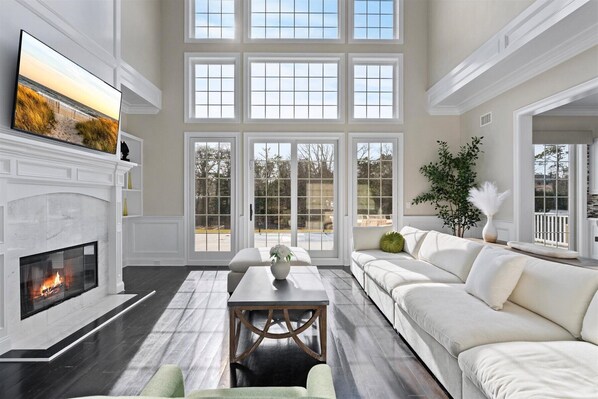 Smart TV, fireplace