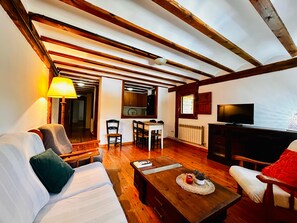 Apartemen Standar | Area keluarga | TV layar datar