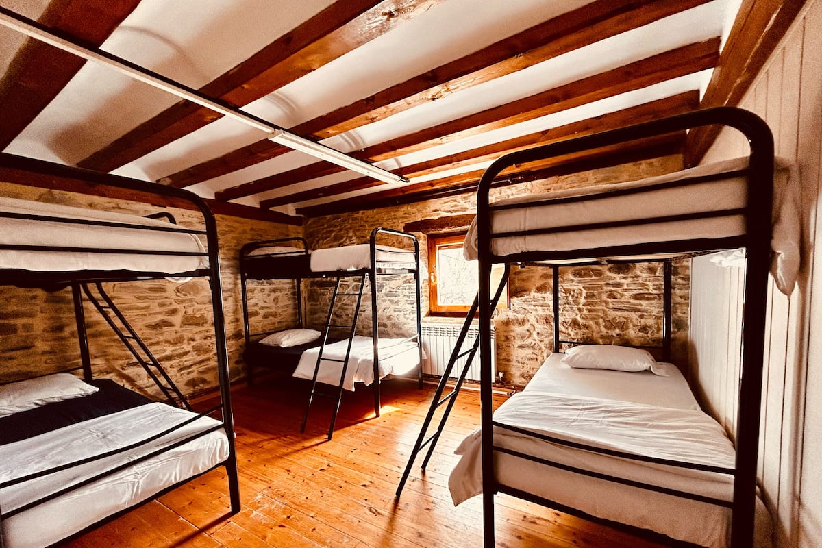 Dormitorio compartido económico | 2 habitaciones, edredón, wifi gratis y ropa de cama
