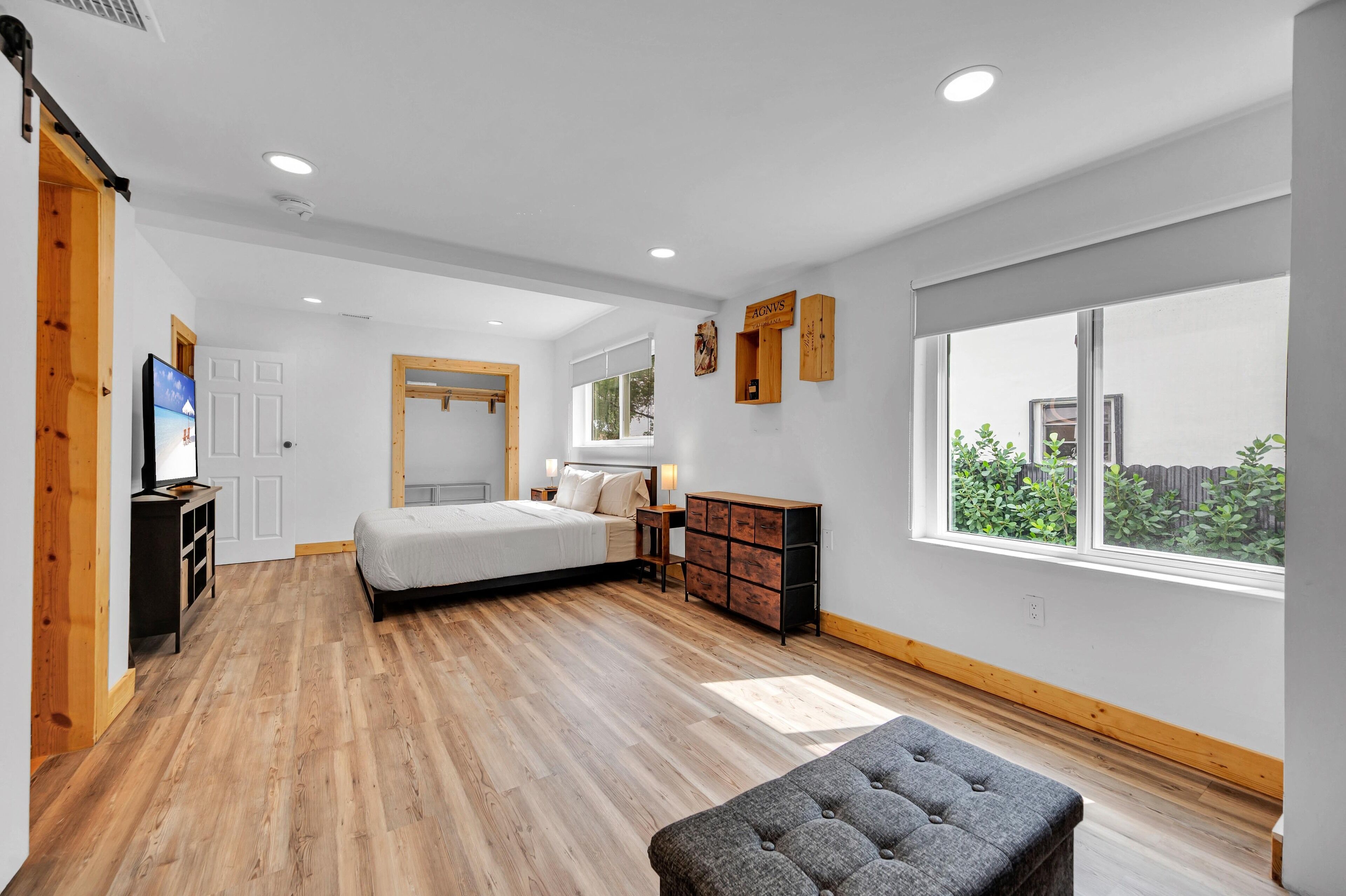 5 bedrooms, in-room safe, desk, iron/ironing board