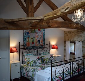 4 bedrooms, iron/ironing board, WiFi, bed sheets