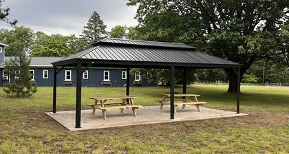 Room #10: Updated King Suite w/small couch