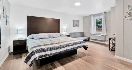 Room #10: Updated King Suite w/small couch
