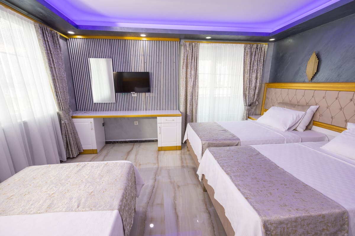 Ropa de cama de alta calidad, minibar y decoración personalizada