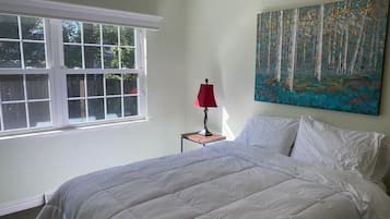 Basic Studio, 1 Queen Bed, Non Smoking, Private Bathroom