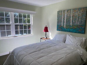 Estudio básico, 1 cama Queen size, para no fumadores, baño privado | Sábanas de algodón egipcio y ropa de cama de alta calidad 