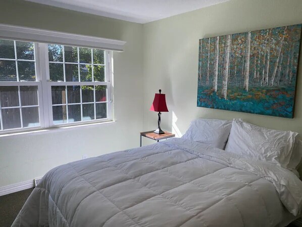 Basic Studio, 1 Queen Bed, Non Smoking, Private Bathroom