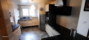 ثلاجة، ميكروويف، فرن، موقد طهي مسطح