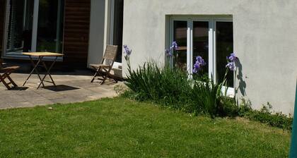 Le refuge aux Papillons : Maison chaleureuse Ă l'esprit refuge moderne.