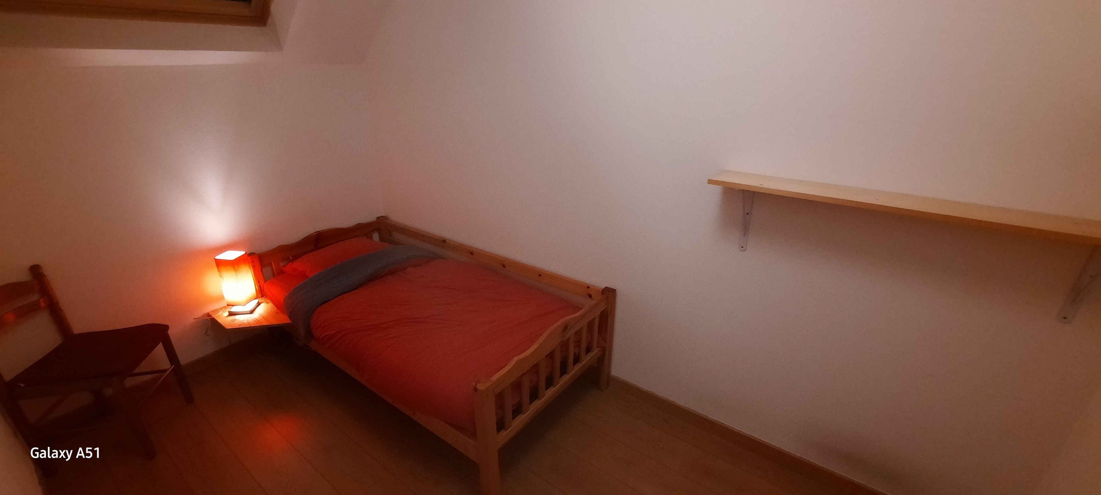 4 bedrooms, desk, WiFi, bed sheets