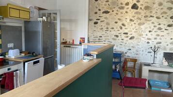 Een koelkast, een microgolfoven, een oven, een kookplaat