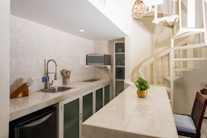 Kylskåp, mikrovågsugn, spishäll och kaffe- och tebryggare