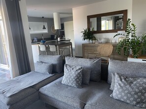 Téléviseur, lecteur de DVD, livres, chaîne audio