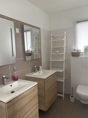 Douche, sĂšche-cheveux, serviettes fournies, savon