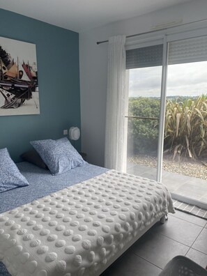 3 chambres, fer et planche à repasser, lit de bébé portatif