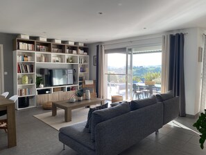 Télévision, lecteur de DVD, livres, chaßne hi-fi