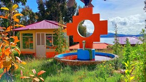 Un edificio con techo rojo y un amplio ventanal circular.