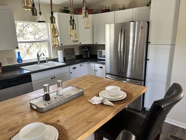 Fridge, microwave, oven, stovetop - Home on 5 acres Super close to town. (Kerrville)