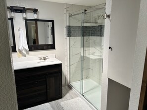 Douche, sèche-cheveux, serviettes fournies, savon