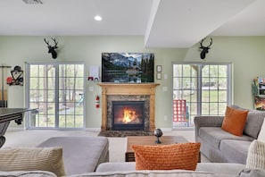 Smart-TV, Kamin, Videospiele, Tischtennisplatte