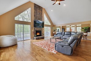 Smart TV, fireplace, video games, ping pong - Poconos Masthope 6BR Home Ski Big Bear - Lake Pool (Lackawaxen)