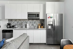 Fridge, microwave, stovetop, dishwasher