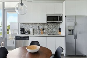 Fridge, microwave, stovetop, dishwasher