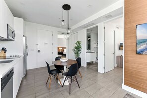 Køleskab, mikrobølgeovn, kogeplade, opvaskemaskine
