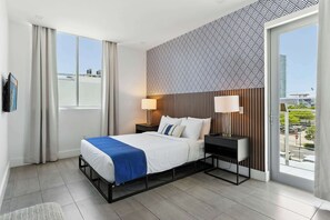 2 عدّة غرف نوم ومكواة/لوح كي وواي فاي وملاءات أسرّة