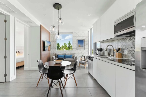 Réfrigérateur, micro-ondes, plaque de cuisson, lave-vaisselle