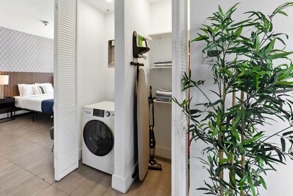 2 bedrooms, iron/ironing board, travel crib, WiFi - Elegant SoBe 2 Bedroom Apartment (Miami Beach)