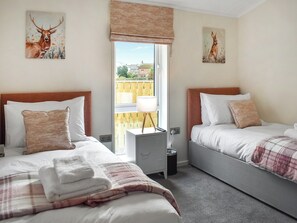 3 bedrooms, free WiFi, bed sheets - Escape to this ground-floor holiday lodge in Masham. (Masham)
