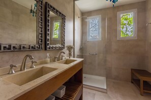 Bruser, hårtørrer, bidet, håndklæder