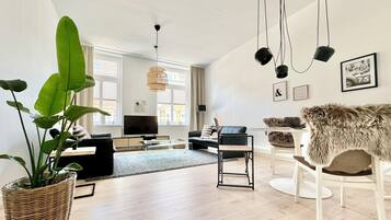 Smart TV, books, stereo