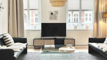 Smart TV, books, stereo