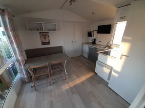 Kjøleskap, mikrobølgeovn, kokeplater og oppvaskmaskin