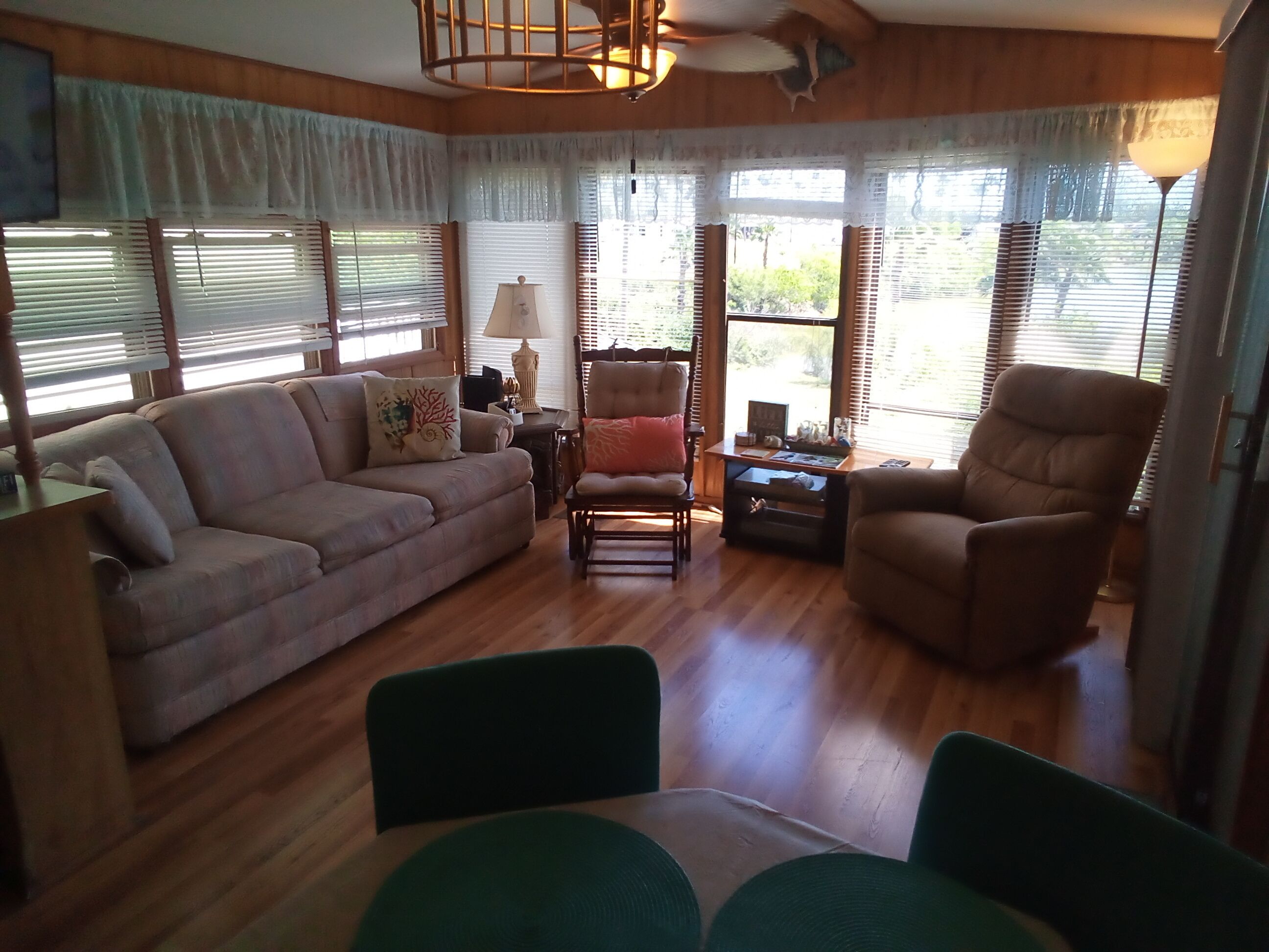 Cozy lakeside mobile home in lovely Mission with WiFi, AC, pool, hot tub, trails