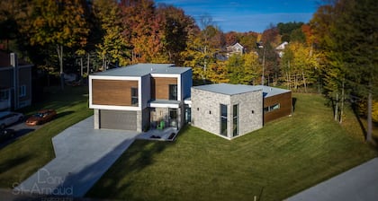 Maison des Prestige, Situé en Montréal et Québec. Avec Piscine Chauffée